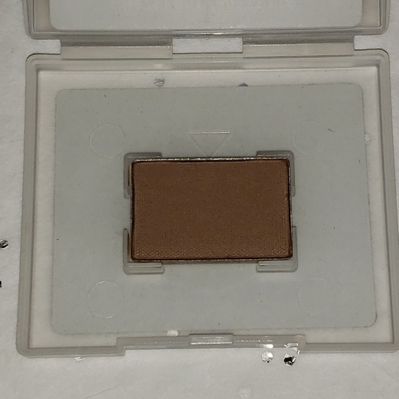 HAZELNUT Mineral Eyeshadow by Mary Kay - Picture 7 of 10